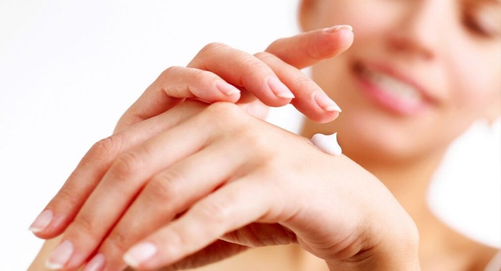 Use hand cream to rejuvenate the skin
