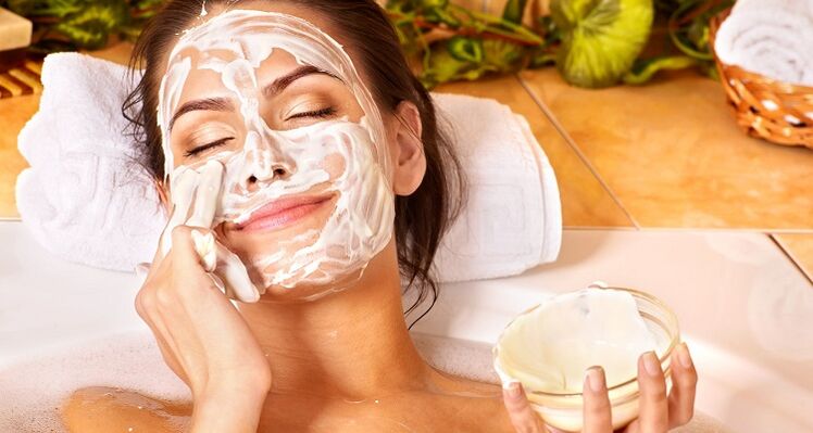 A mask with cottage cheese to rejuvenate the skin
