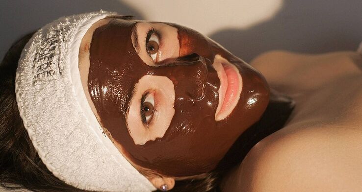 Cocoa mask rejuvenates the skin